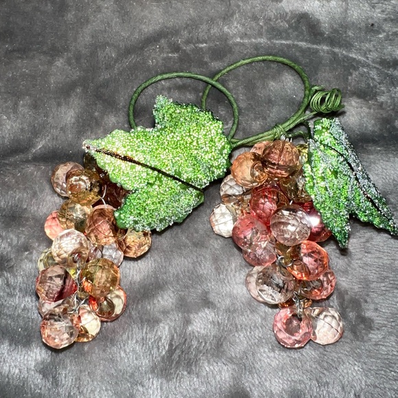 Vintage Acrylic Lucite Grapes Cluster Peach Faceted Napkin Rings Sugared Leaves - Picture 3 of 7